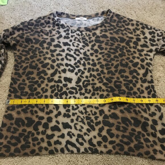 Soft Leopard Print Statement Sleeve Top - Picture 13 of 16